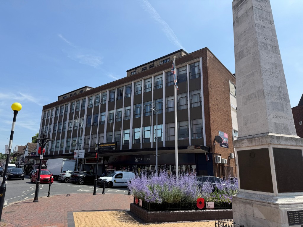 Lot: 139 - FLAT FOR IMPROVEMENT - General view of the front off the building in the town centre